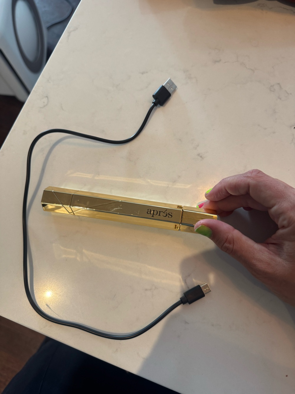 Aprés Omni gold portable UV light for gel nail polish